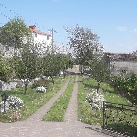 Apartma Oddih דירה Dutovlje